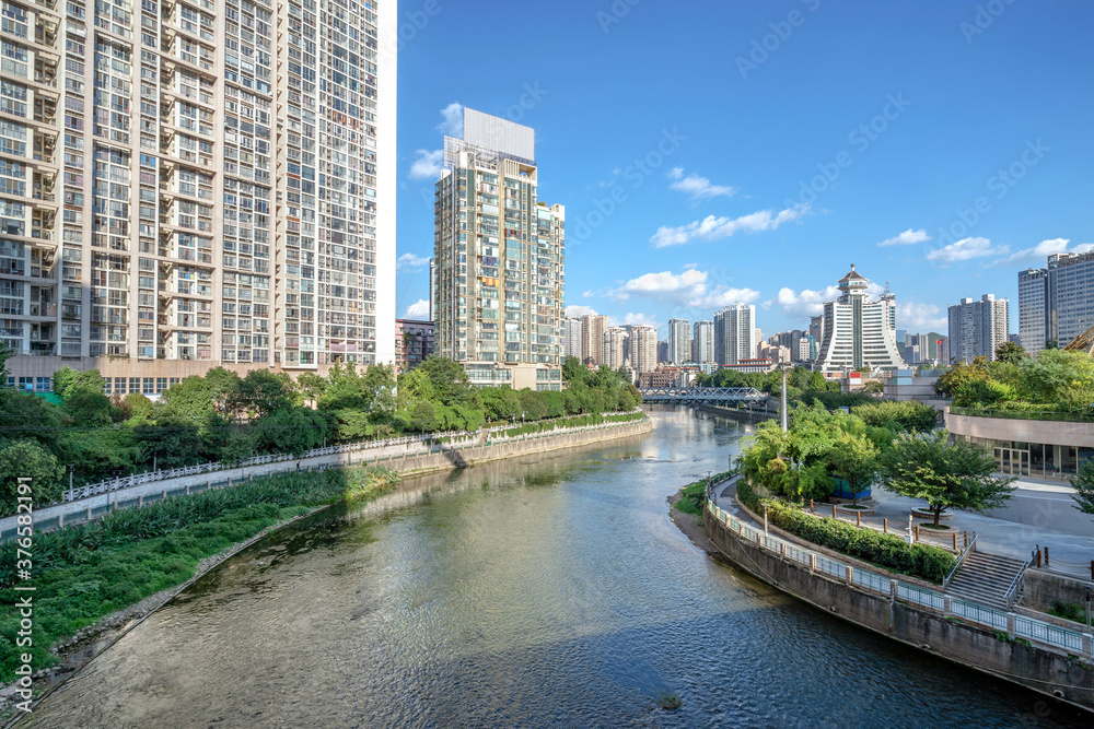 现代高层建筑和桥梁，贵阳城市景观，中国。