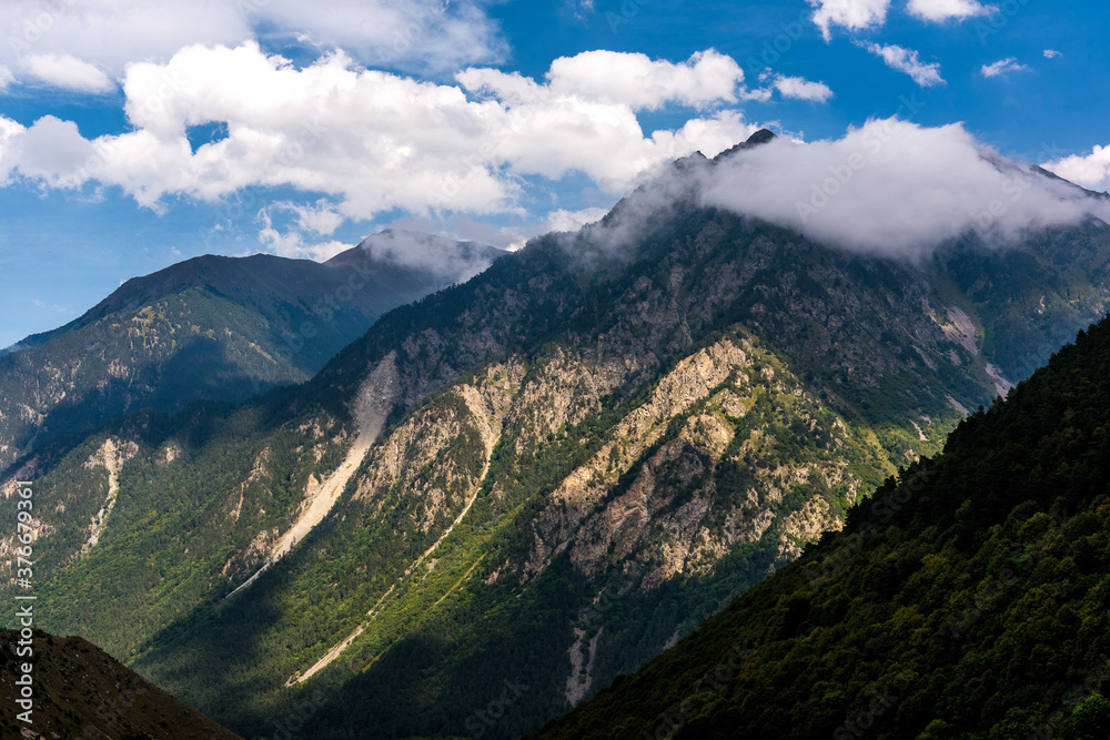 云雾缭绕的山景