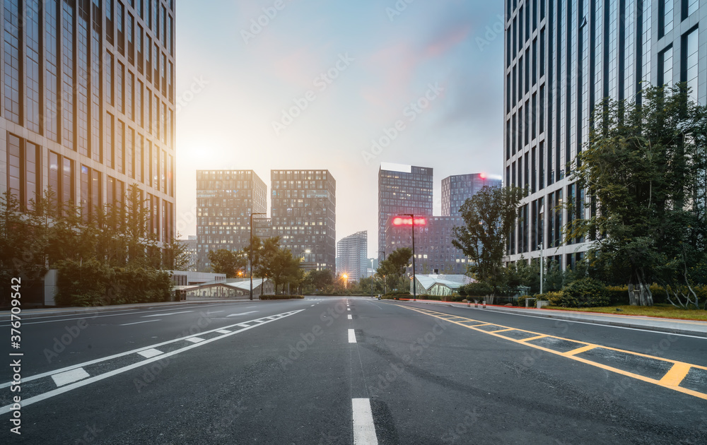 密集的摩天大楼和道路，中国济南中央商务区。