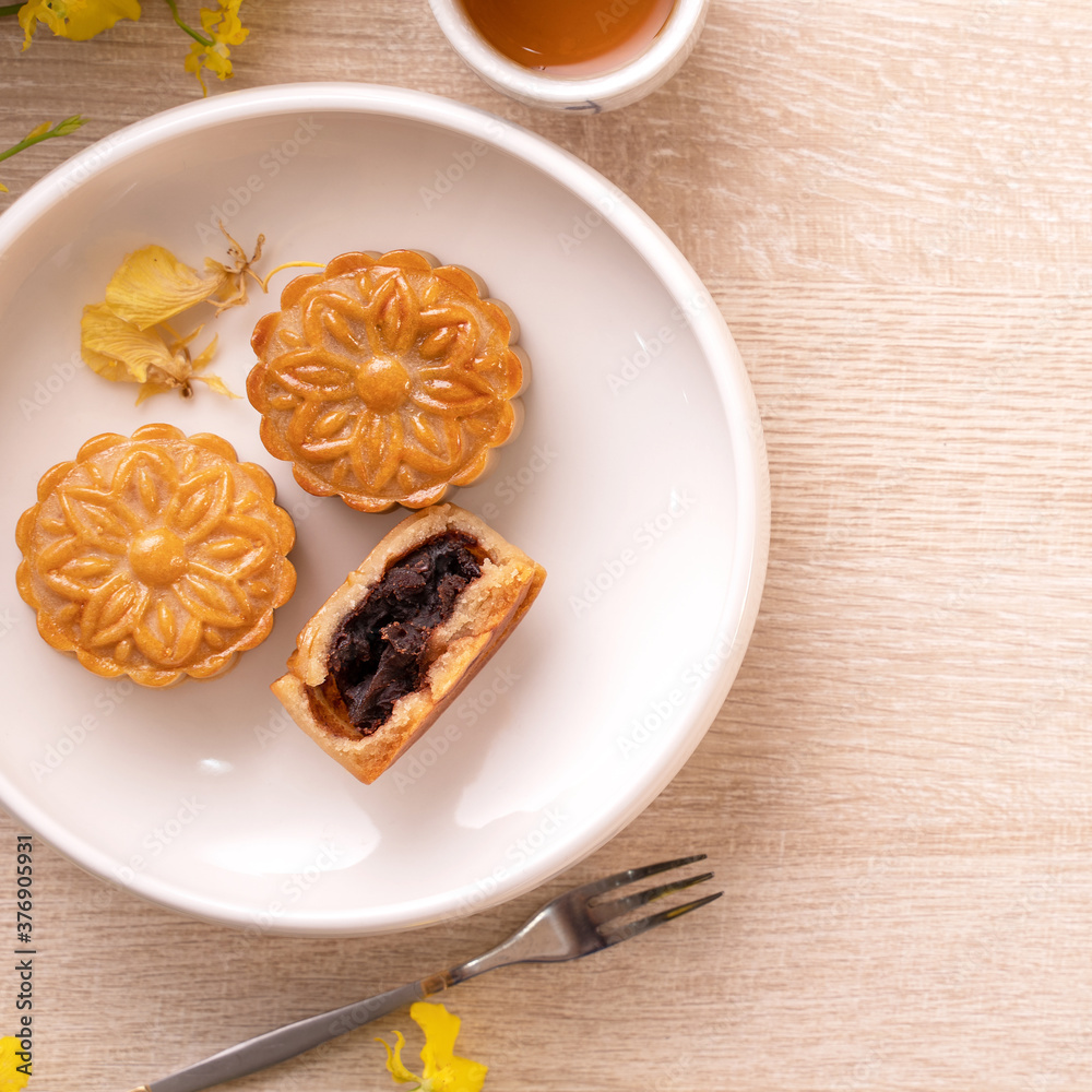 中秋节月饼、月饼、茶具在明亮的木桌上的概念设计w