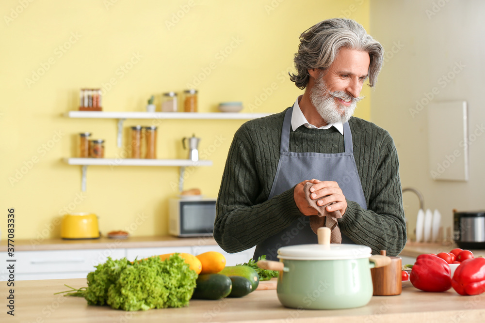 成熟男人在家做饭