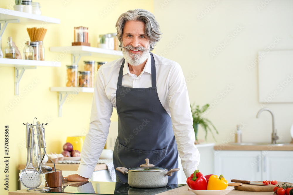 成熟男人在家做饭