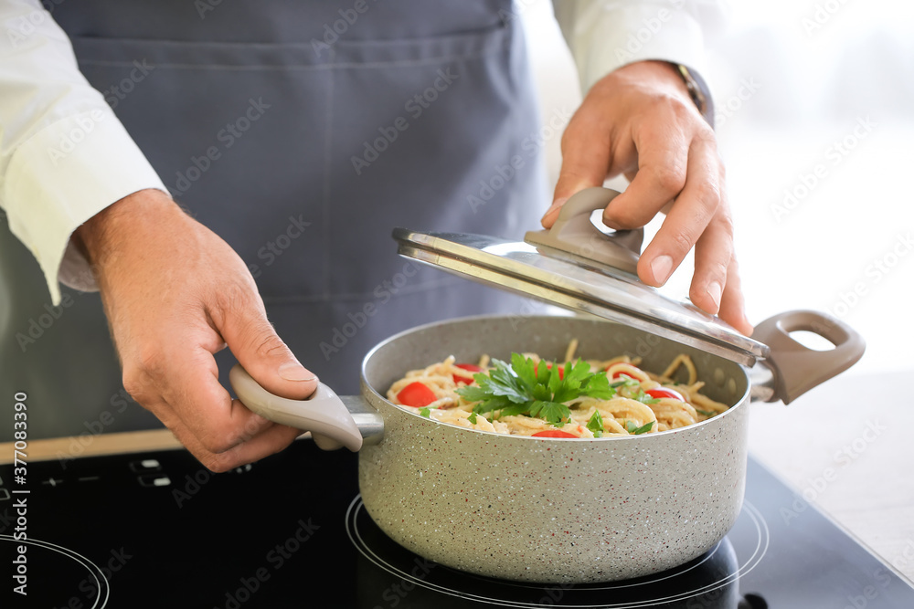 成熟男人在家做饭，特写