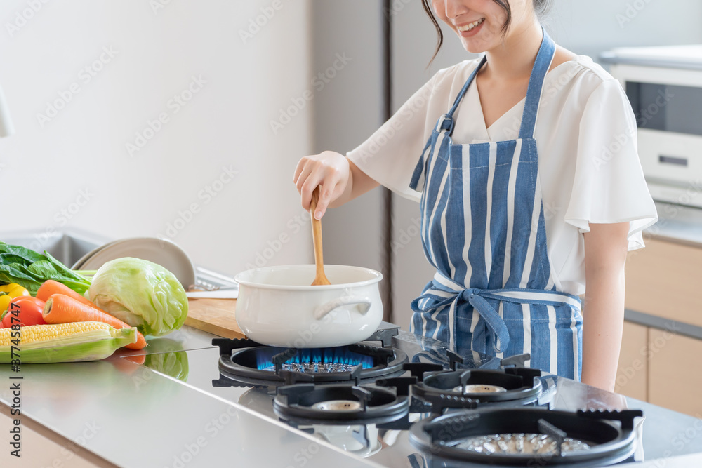 キッチンで料理をする女性