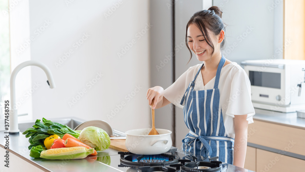 キッチンで料理をする女性