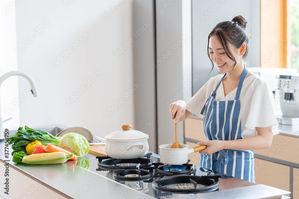 キッチンで料理をする女性