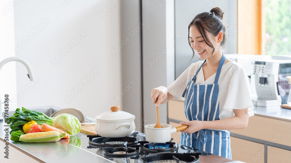 キッチンで料理をする女性