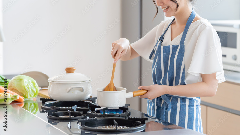 キッチンで料理をする女性