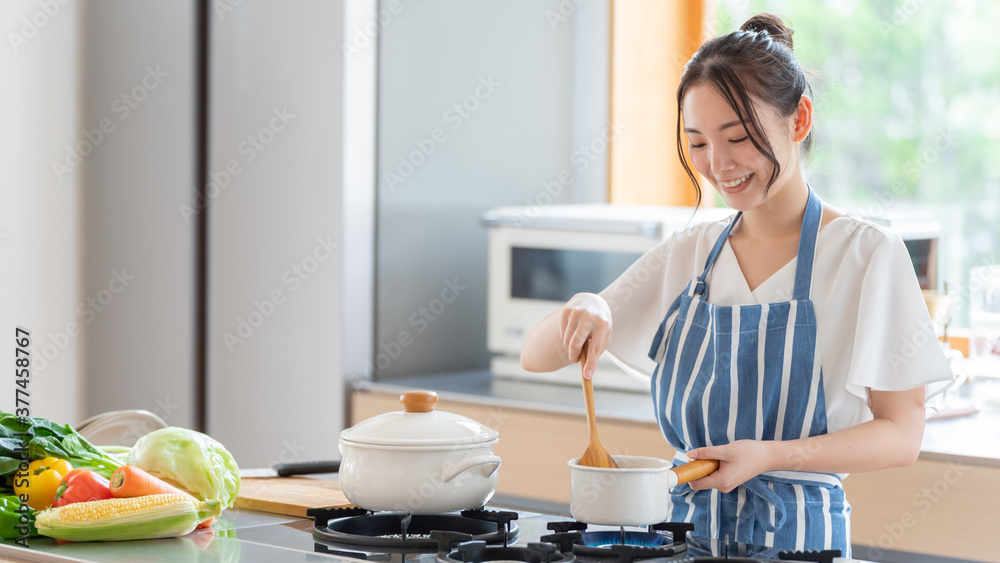 キッチンで料理をする女性