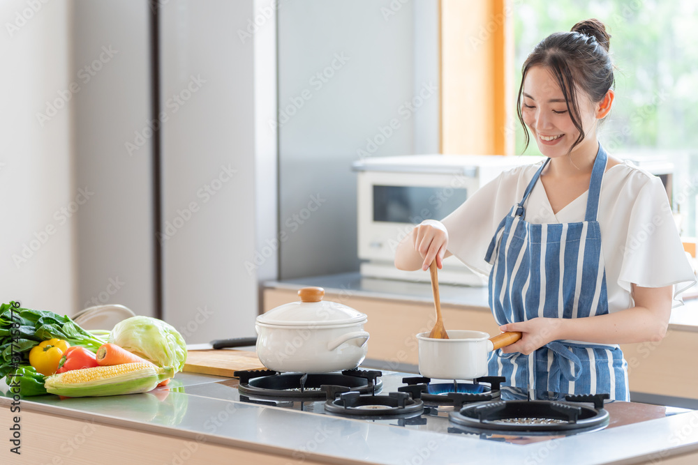 キッチンで料理をする女性