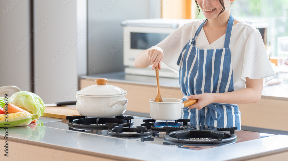 キッチンで料理をする女性