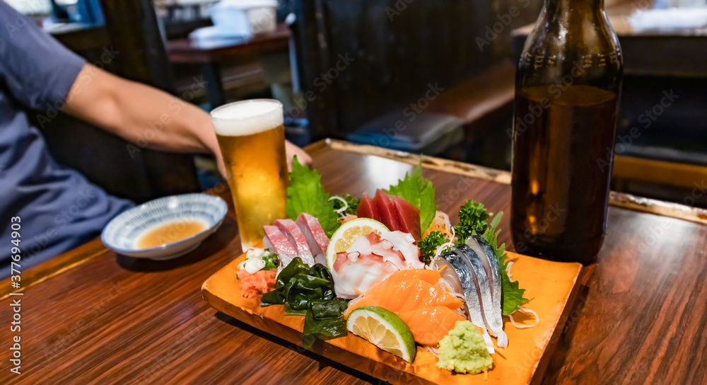 刺身の盛り合わせとビール