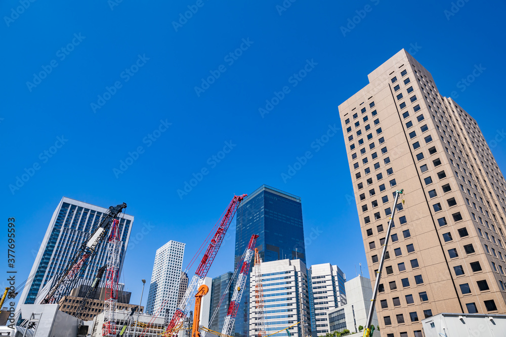 東京にそびえ立つビル群