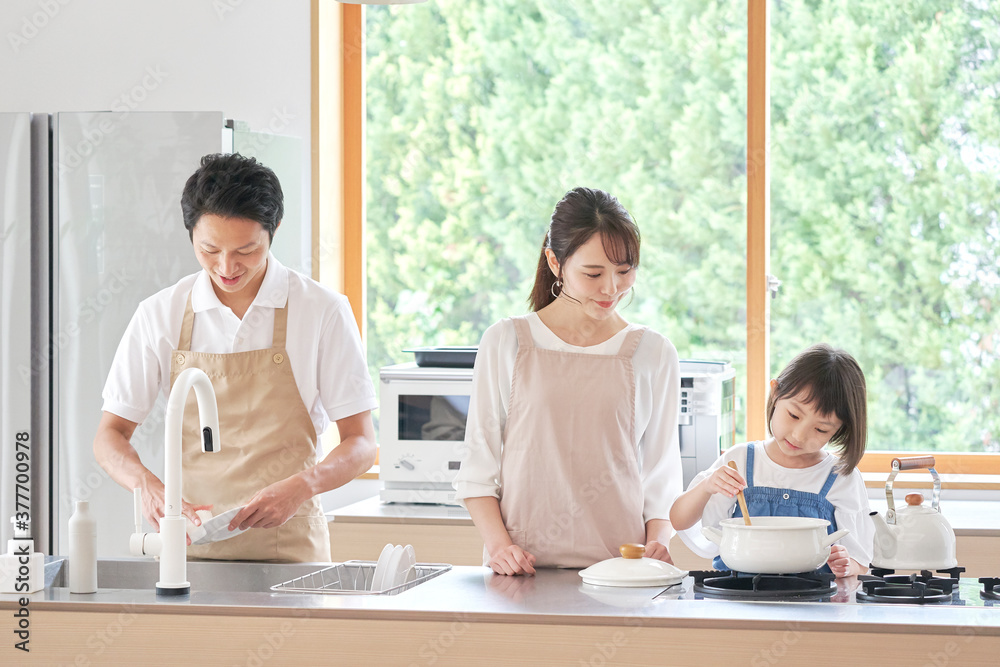 料理をする家族