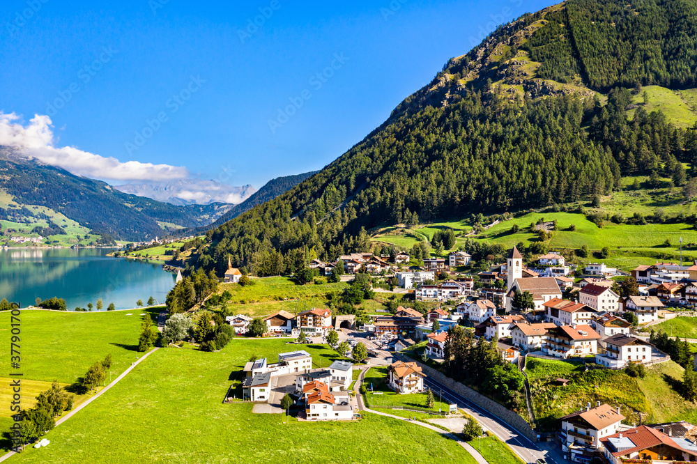 Graun im Vinschgau，意大利南蒂罗尔Reschen湖畔的一个小镇