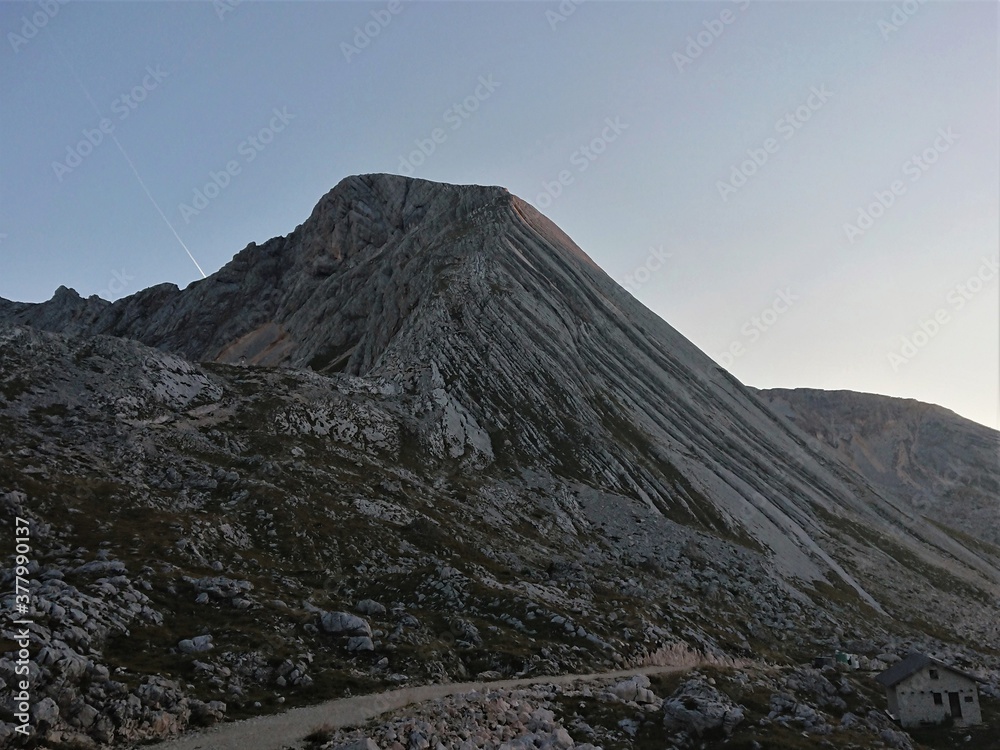 意大利北部多洛米蒂阿尔卑斯山的黄昏景观。山峰及其下的小径