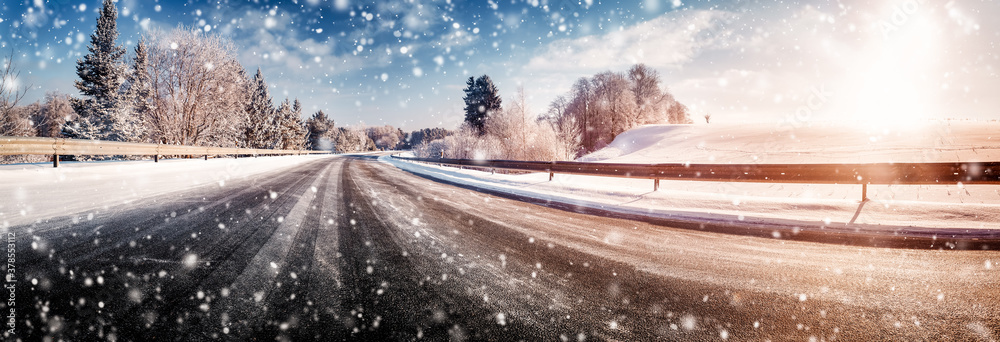 冬季道路，晴天被雪覆盖