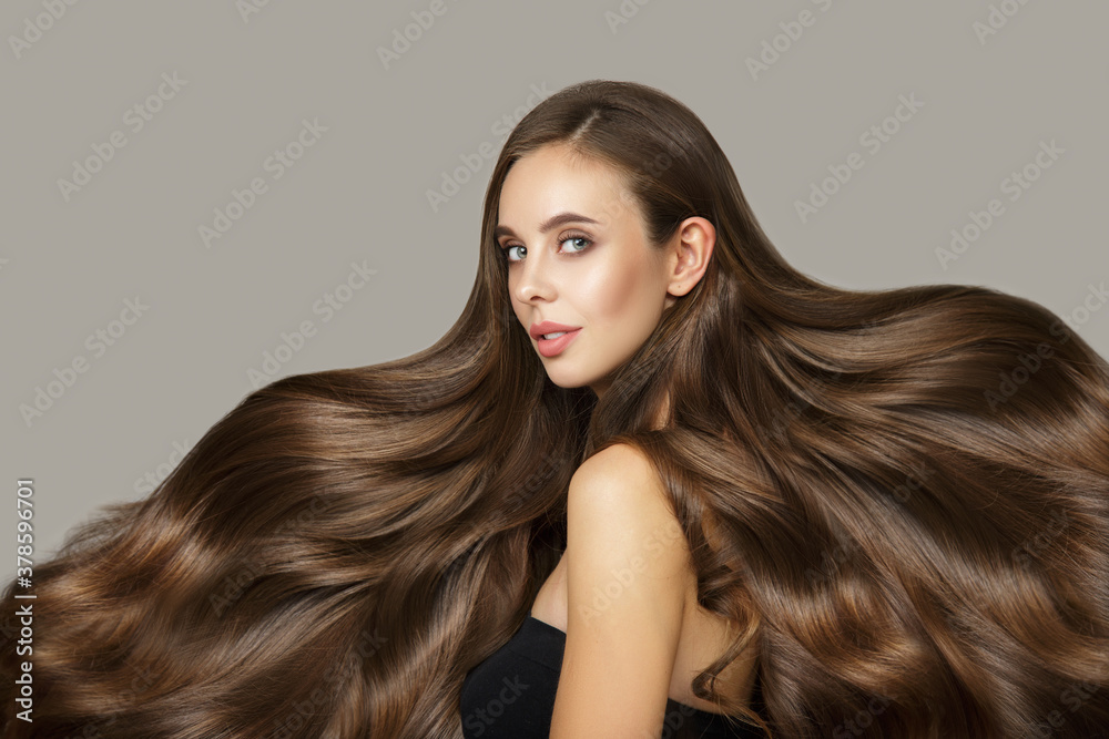 Brunette woman with shiny wavy hair.