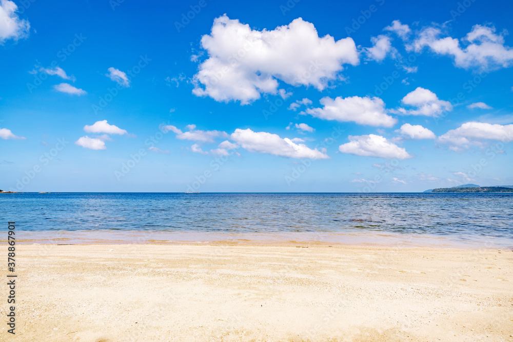 热带沙滩和蓝海，蓝天背景图像用于自然背景或夏季背景