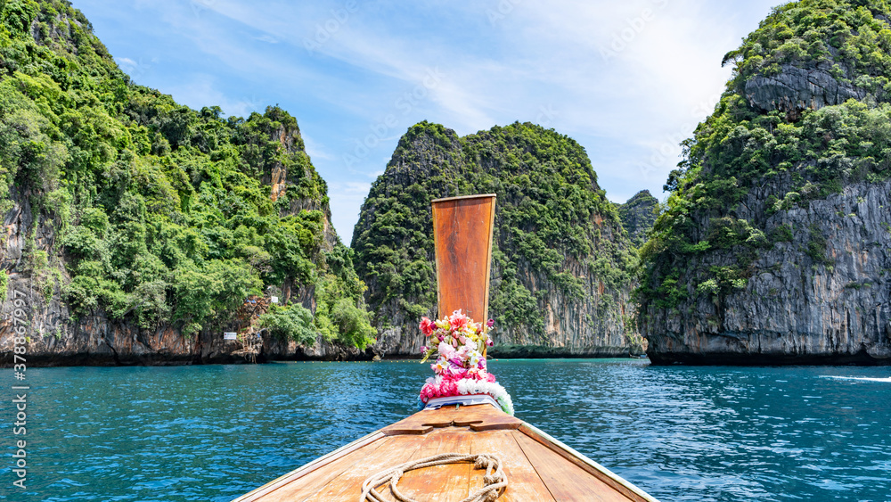 风景秀丽的传统长尾船Loh samah湾Phi Phi岛美丽的岛屿