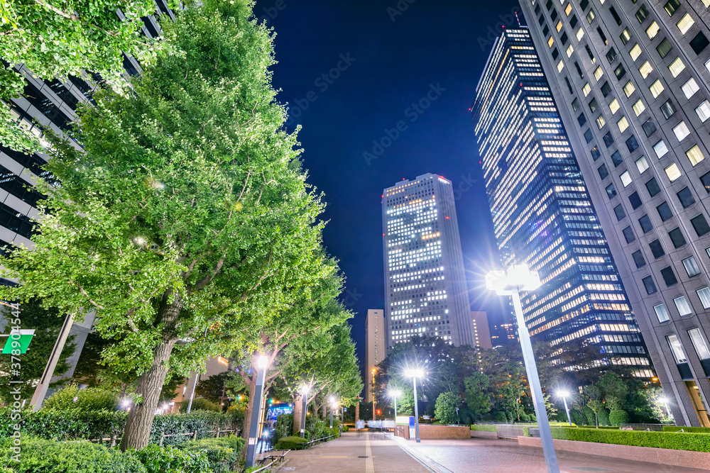 光が綺麗な高層ビルの夜景