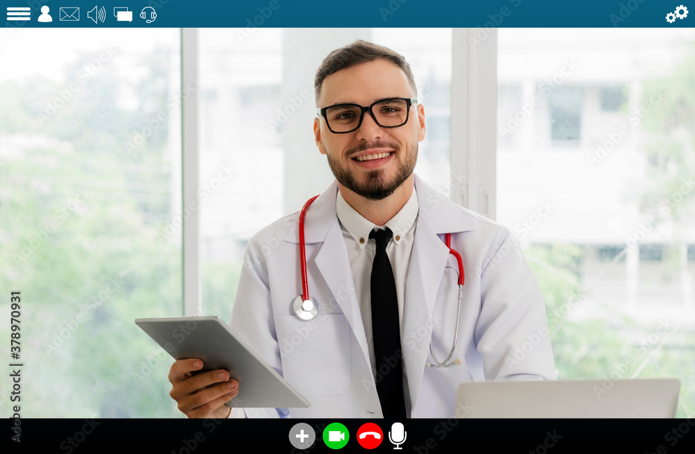 医生在远程医疗和远程医疗服务的视频通话中交谈。在线医疗应用