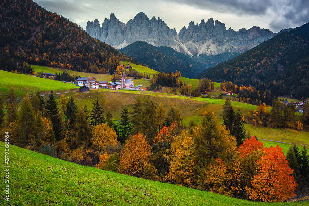 意大利多洛米蒂Santa Maddalena村壮丽的高山秋景