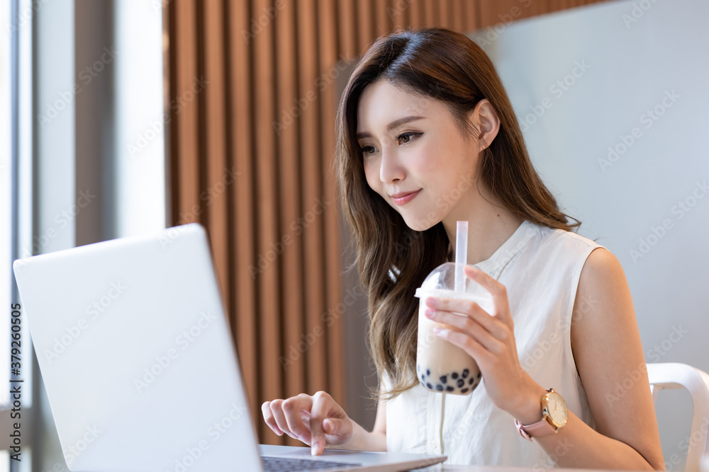 asian woman drink bubble tea