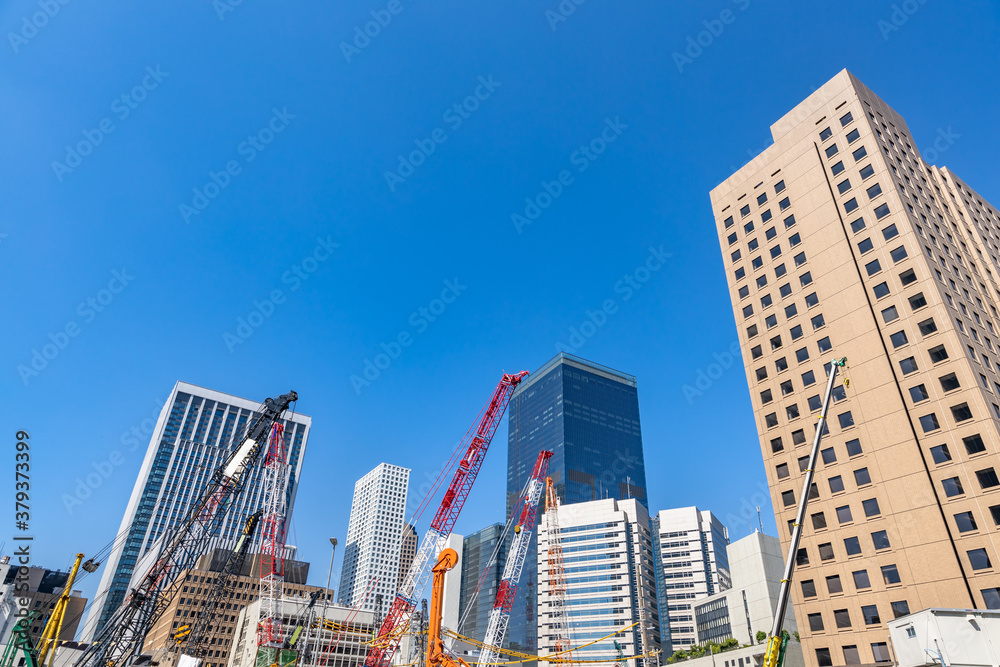 東京にそびえ立つビル群