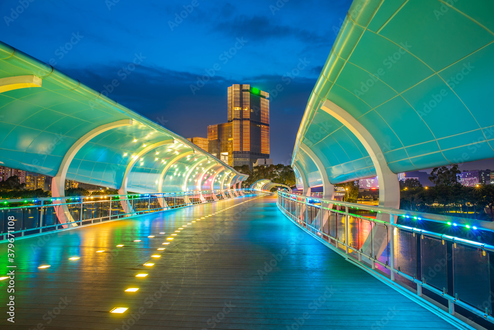 中国广州南沙蕉门河人行天桥夜景