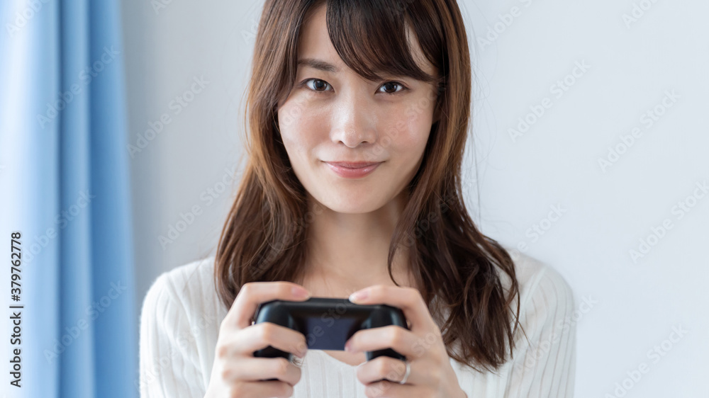 テレビゲームをプレイする女性