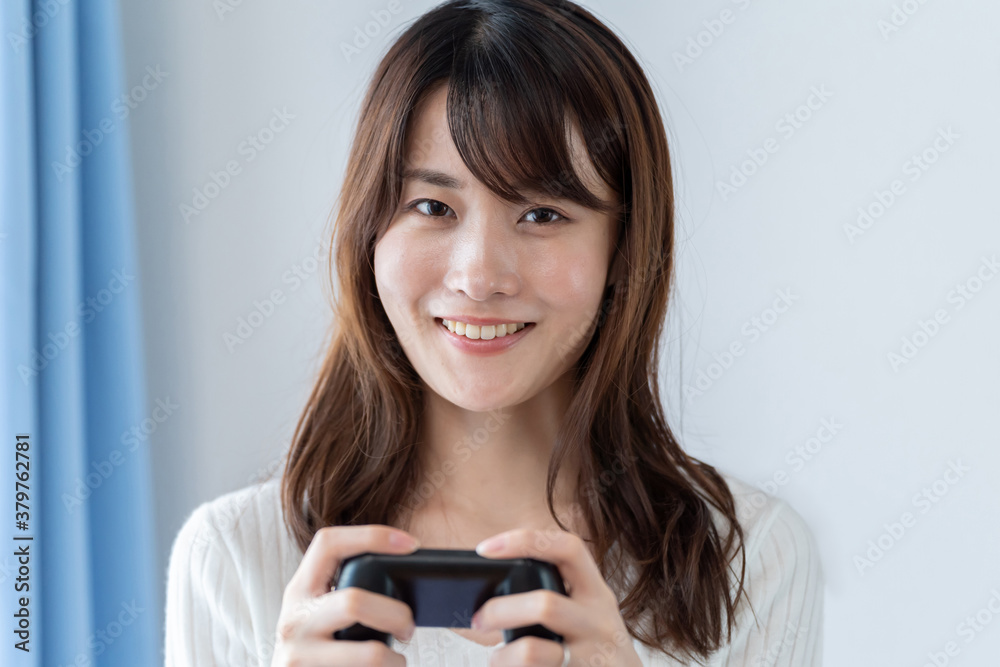 テレビゲームをプレイする女性