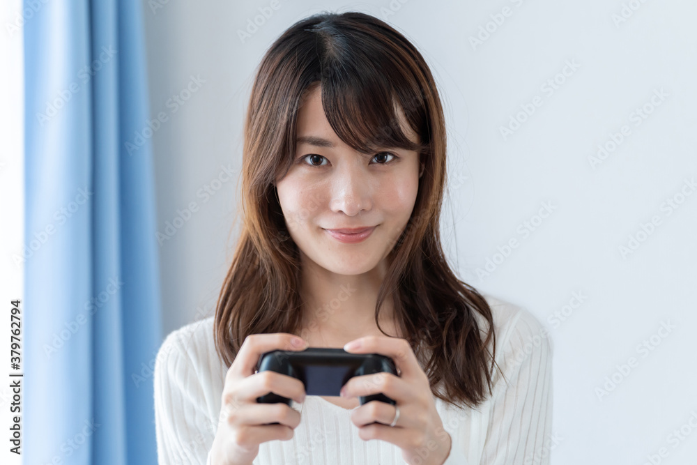 テレビゲームをプレイする女性