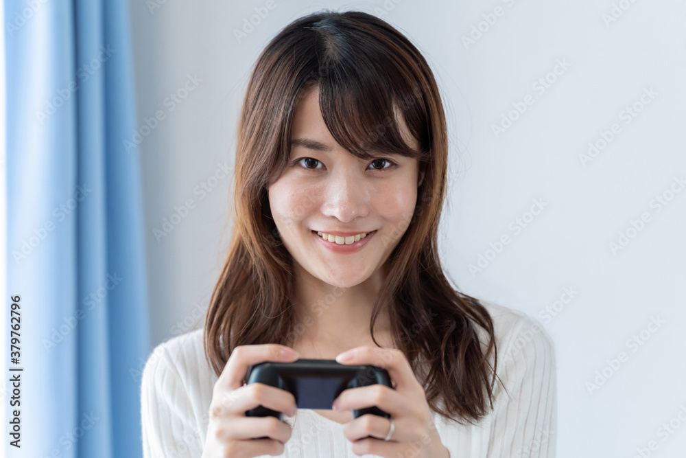 テレビゲームをプレイする女性