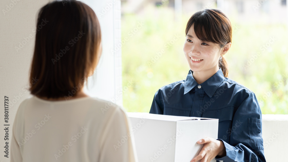 女性配達員イメージ