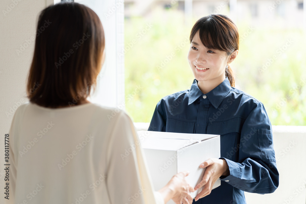 女性配達員イメージ