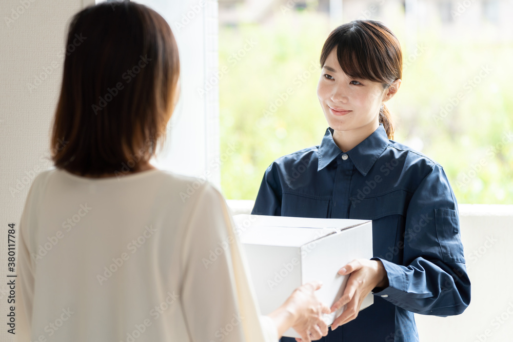 女性配達員イメージ