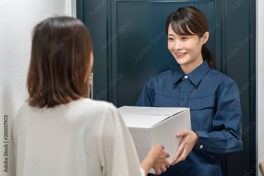 女性配達員イメージ