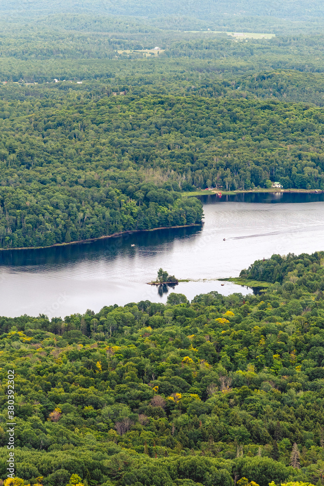 Lac Du Poisson河景