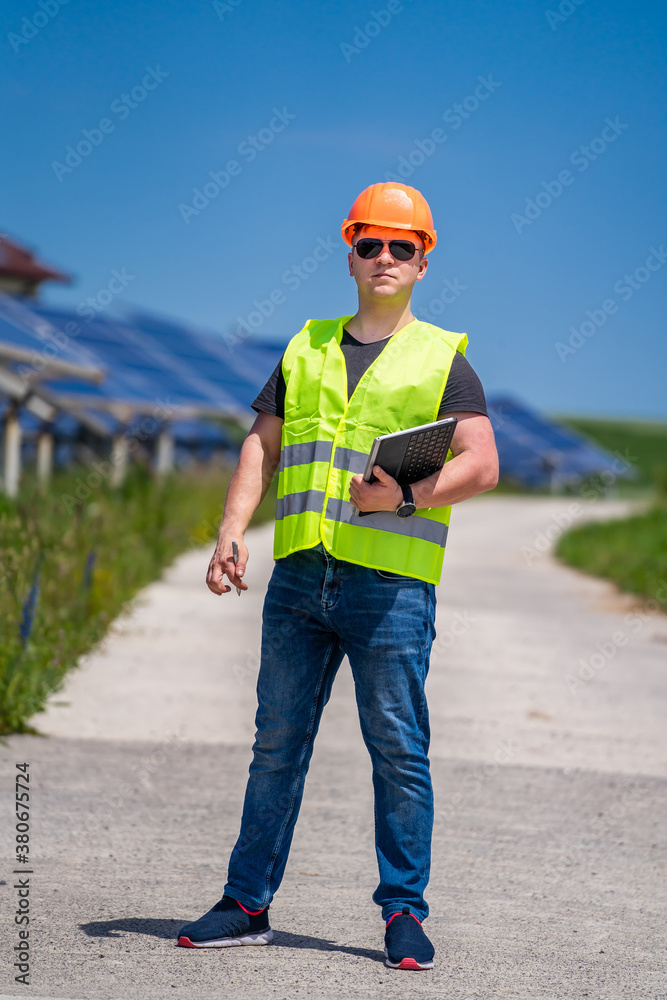 绿色新能源的概念。太阳能基地工程师再次讨论规划和维护。