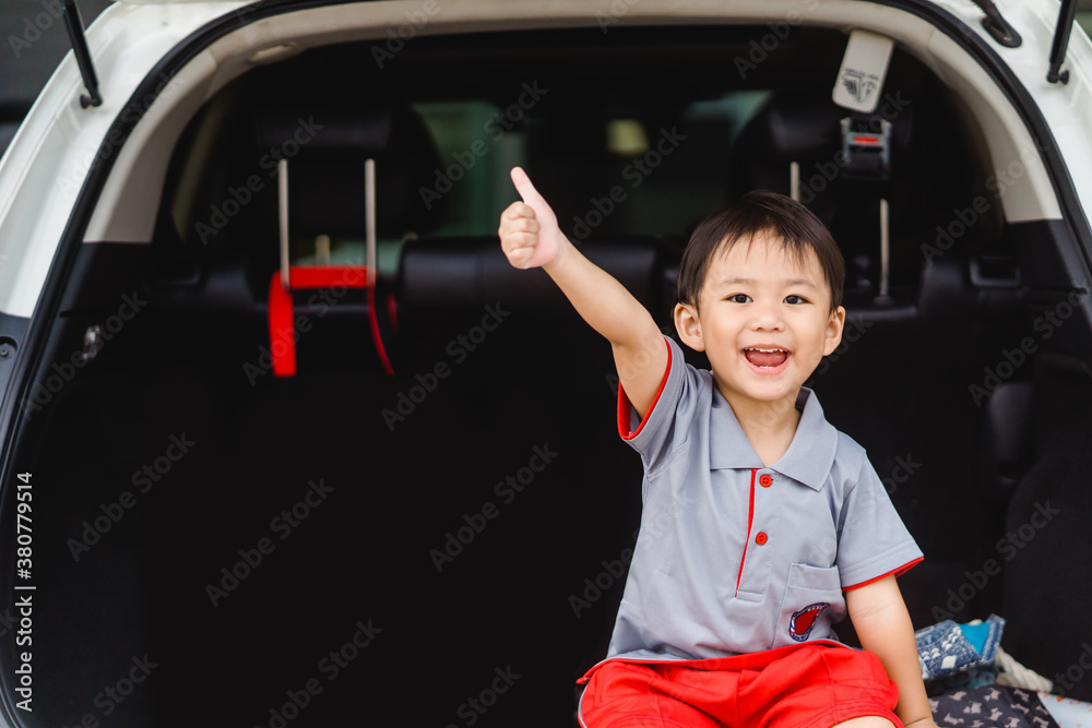 回到学校的概念。快乐有趣的亚洲小男孩举起大拇指，非常兴奋和高兴