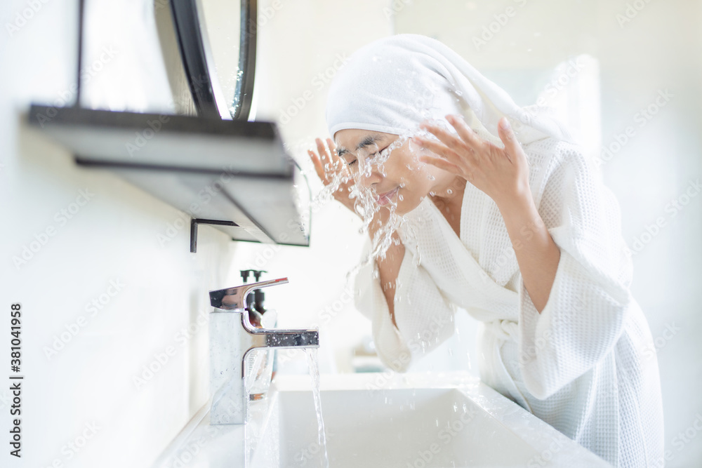 亚洲女人在浴室洗脸