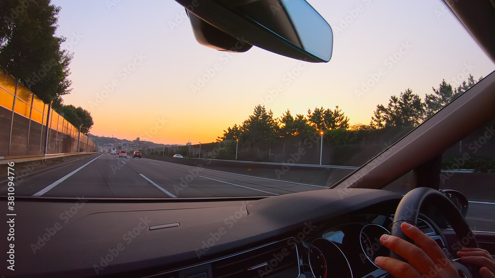 高速道路を走る車の運転席からの景色