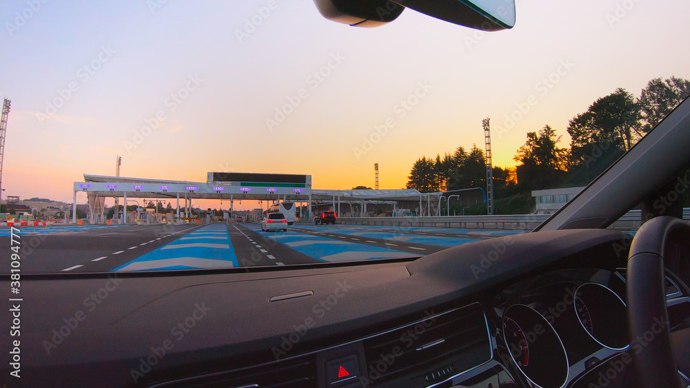 高速道路を走る車の運転席からの景色