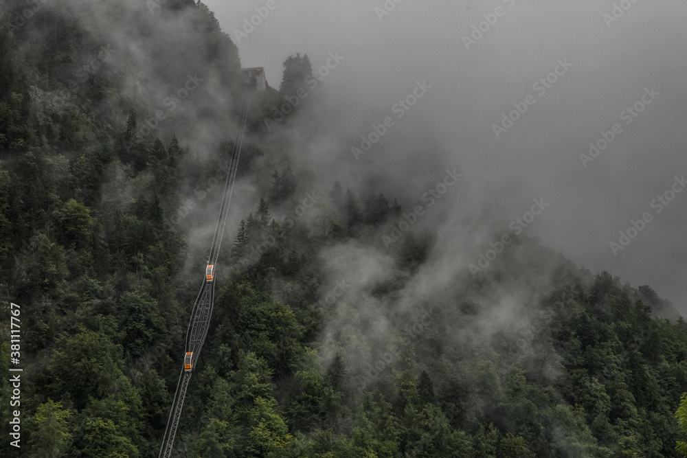 高铁接近山顶