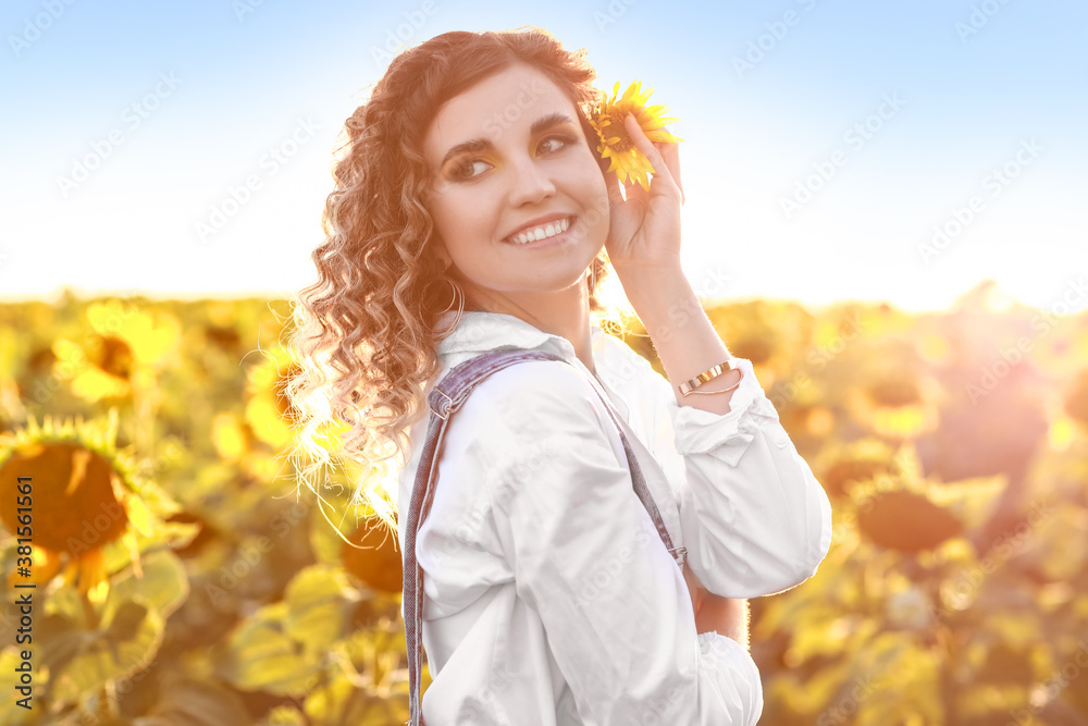 向日葵地里美丽的年轻女人