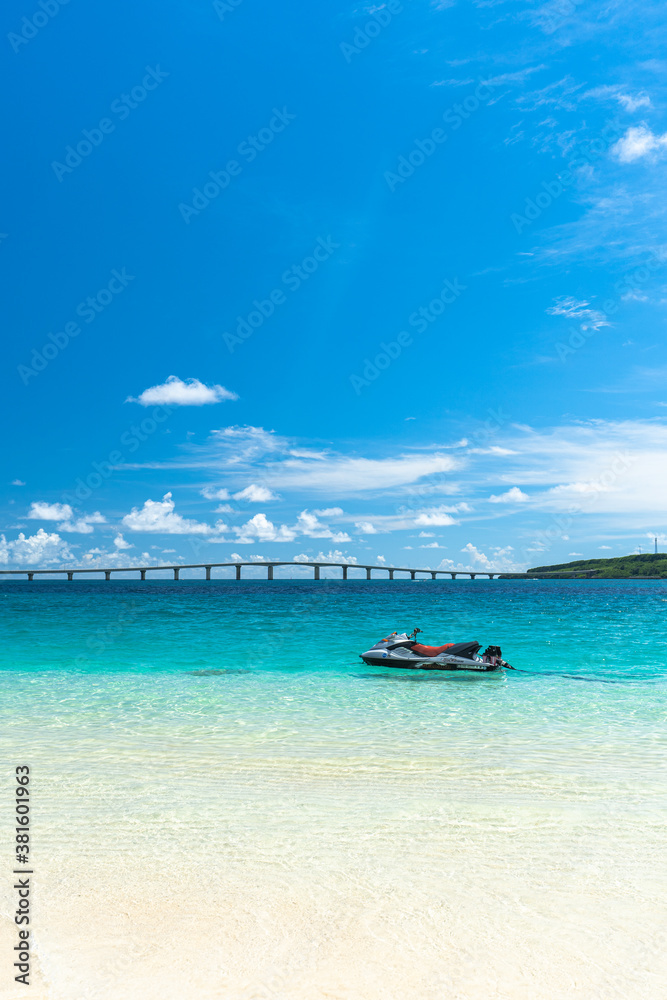 沖縄県・宮古島・与那覇前浜ビーチと来間大橋
