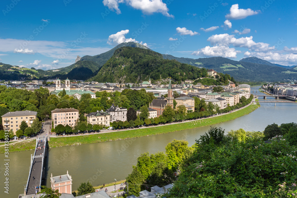 萨尔茨堡城市天际线与Festung Hohensalzburg herritage在秋天，奥地利萨尔茨堡