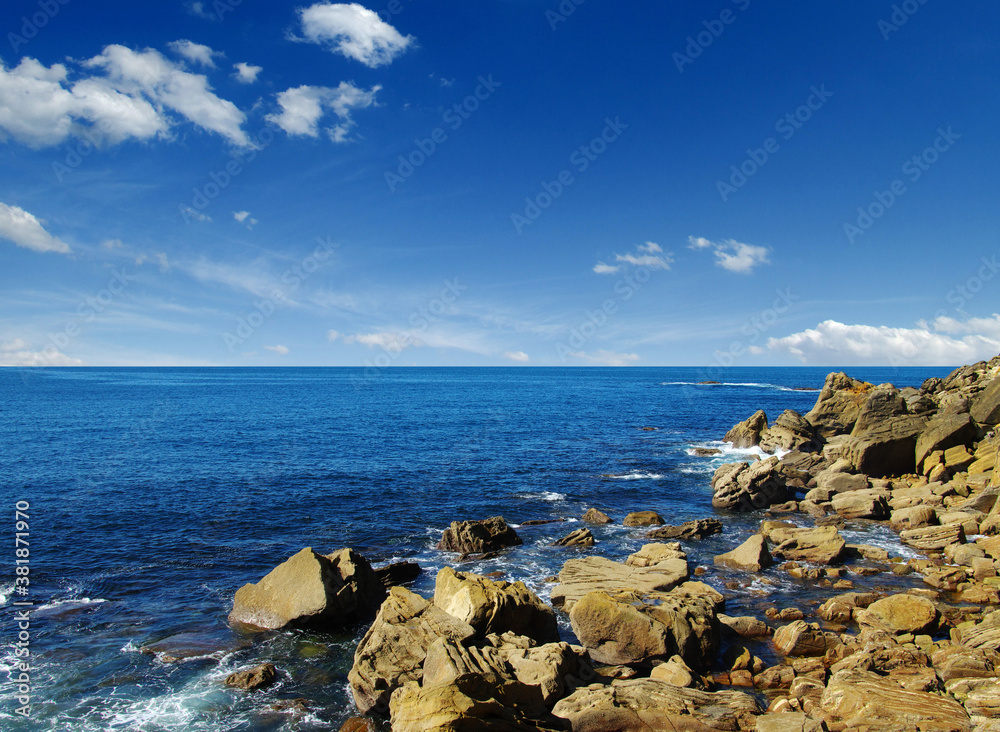 蓝色的大海和岩石