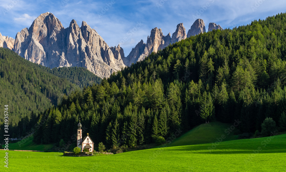 Santa Maddalena村的教堂，圣玛格达莱纳或Santa的多洛米蒂山脉的村庄